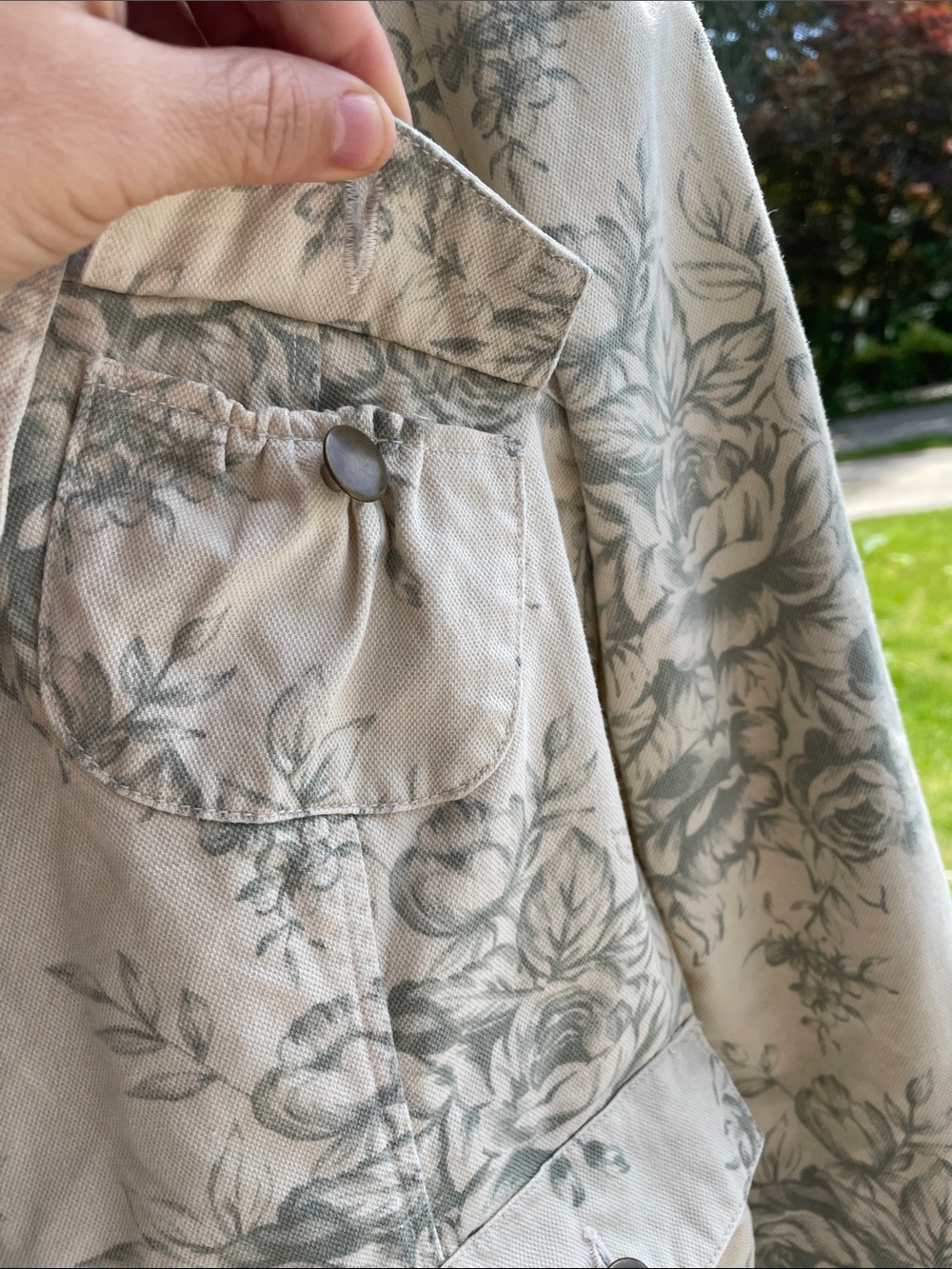 Adorable light Glory Cream Floral Jacket. Great with jeans or dress - Picture 11 of 13